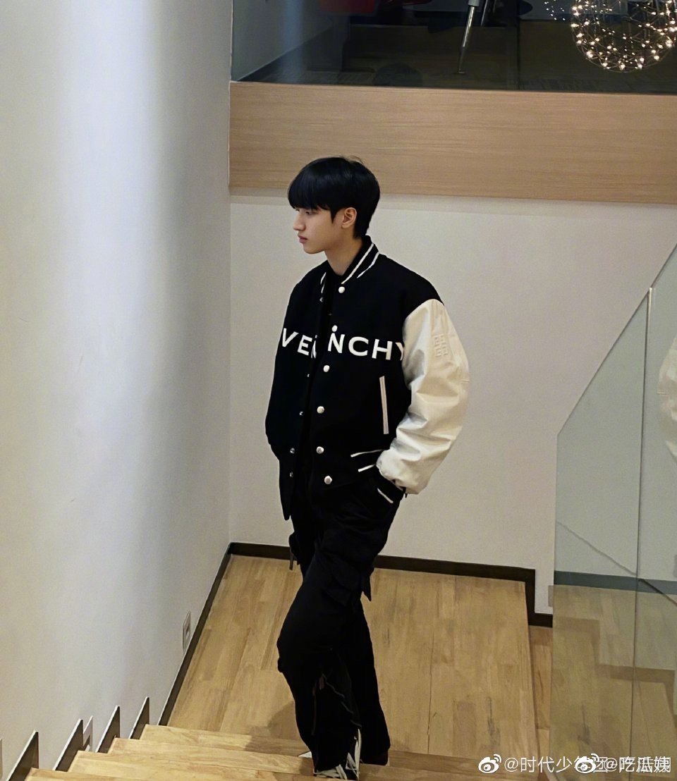 严浩翔更新照片棒球服造型什么水平
