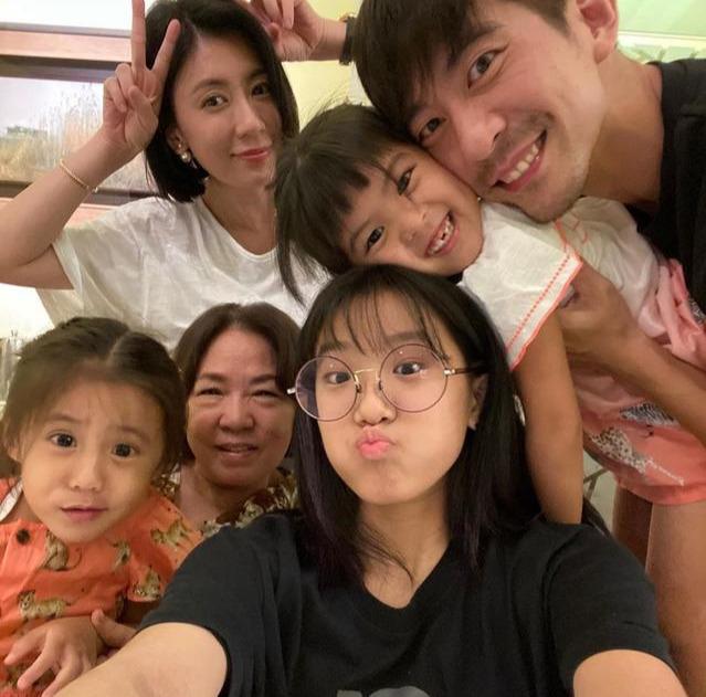 梧桐妹晒与咘咘同框,姐妹俩表情俏皮搞怪,同款双眼皮大眼睛出众