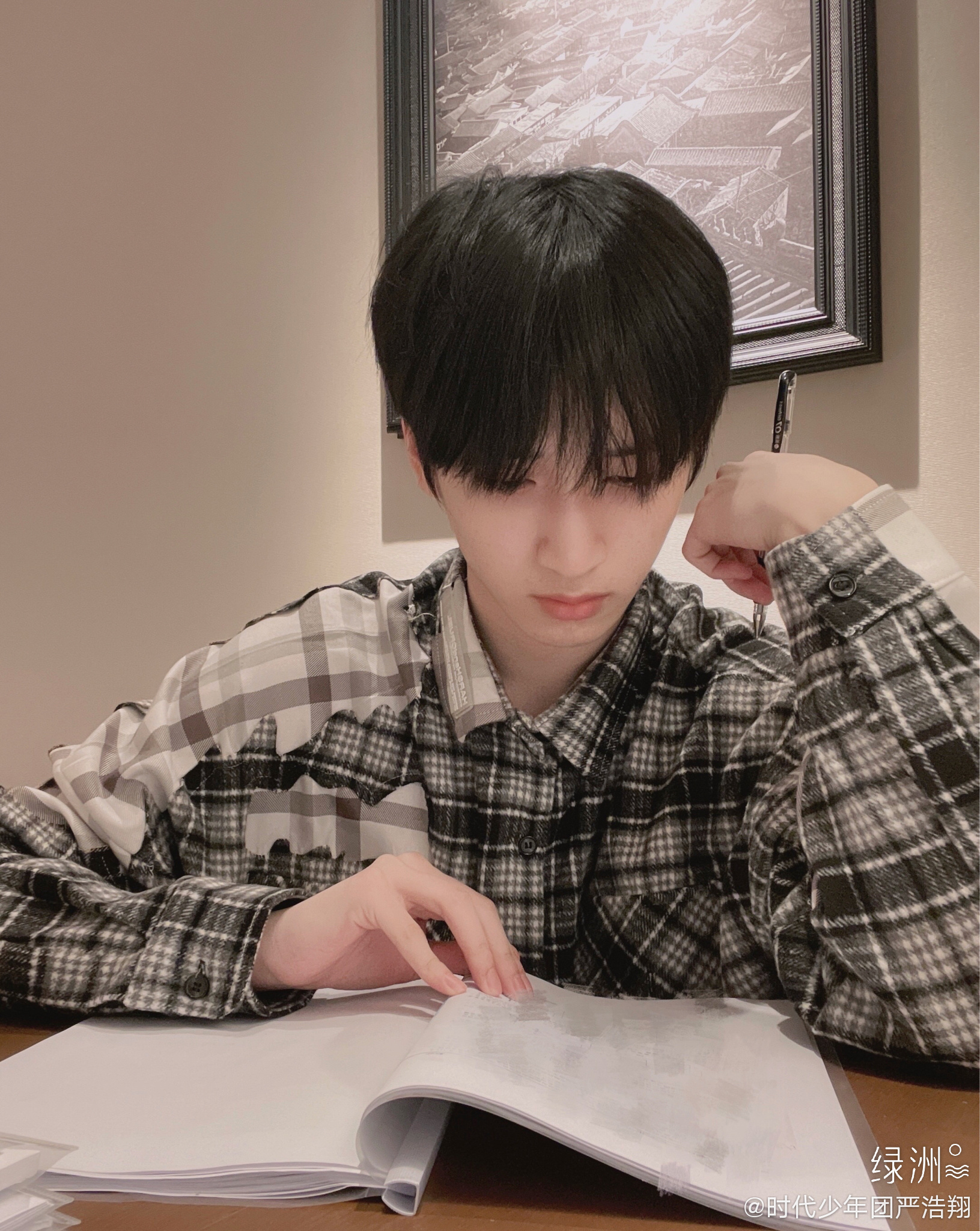 严浩翔微博更新～ 认真学习的顺毛帅哥,这个手也太好看了吧 !