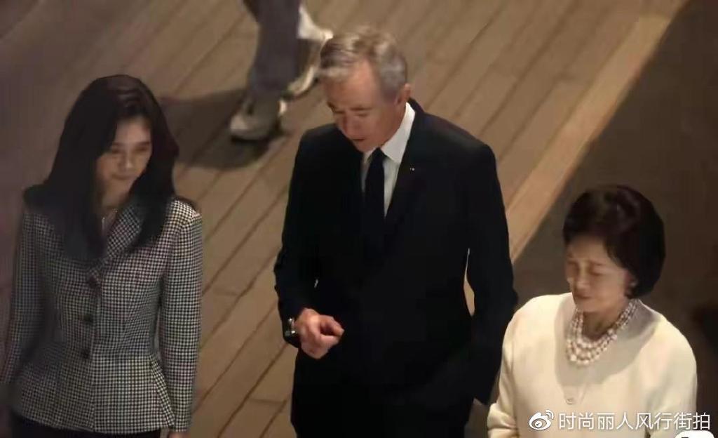 78岁三星太后终于露面了!陪LV总裁参观美术馆,一身优雅好年轻啊__财经头条