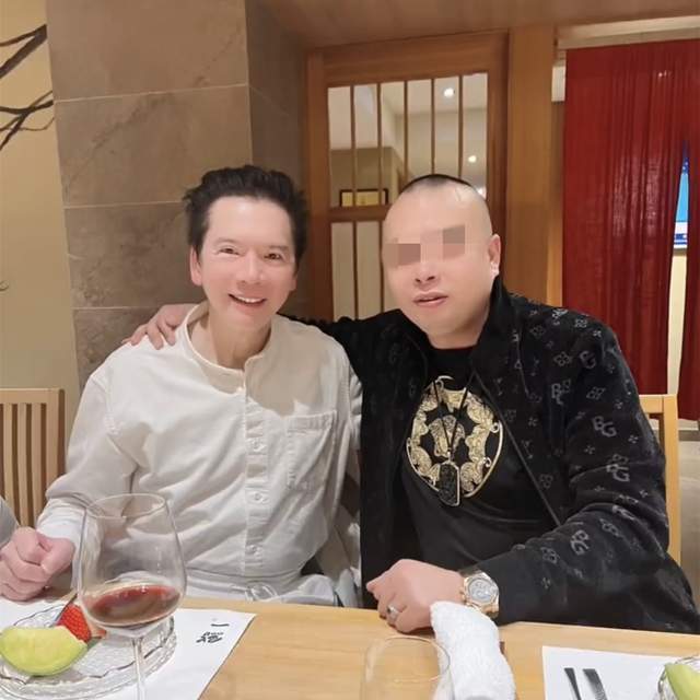 向太一家举行庆功宴!小儿子向佑罕有现身,向太现场检查向佐手机