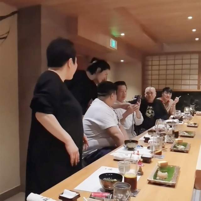 向太一家举行庆功宴!小儿子向佑罕有现身,向太现场检查向佐手机