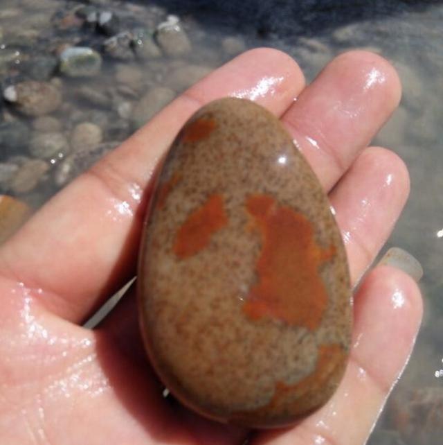 男子河边散步,捡到石头放家中三万被买走,随后却叹了叹气