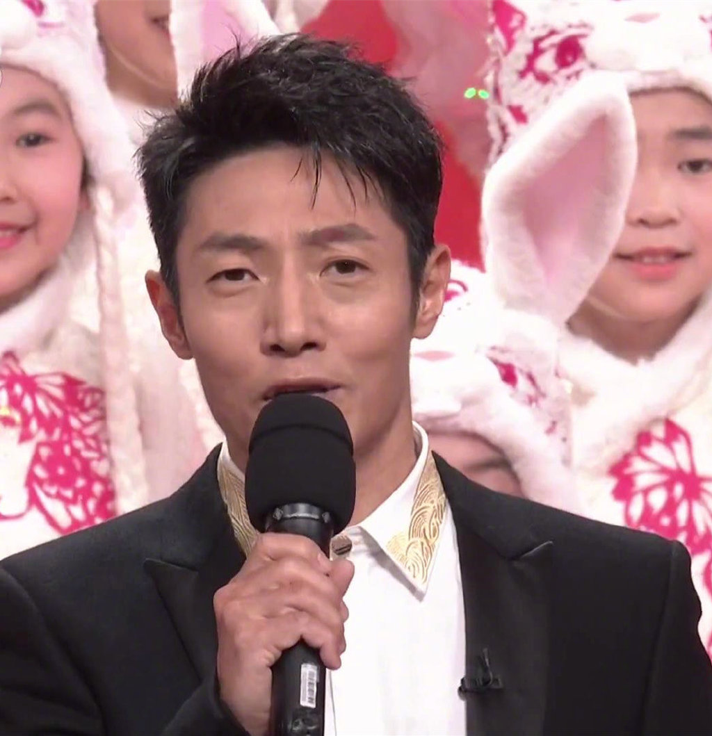 春晚女主持状态:龙洋站稳C位,马凡舒破音,新人王嘉宁表现不俗