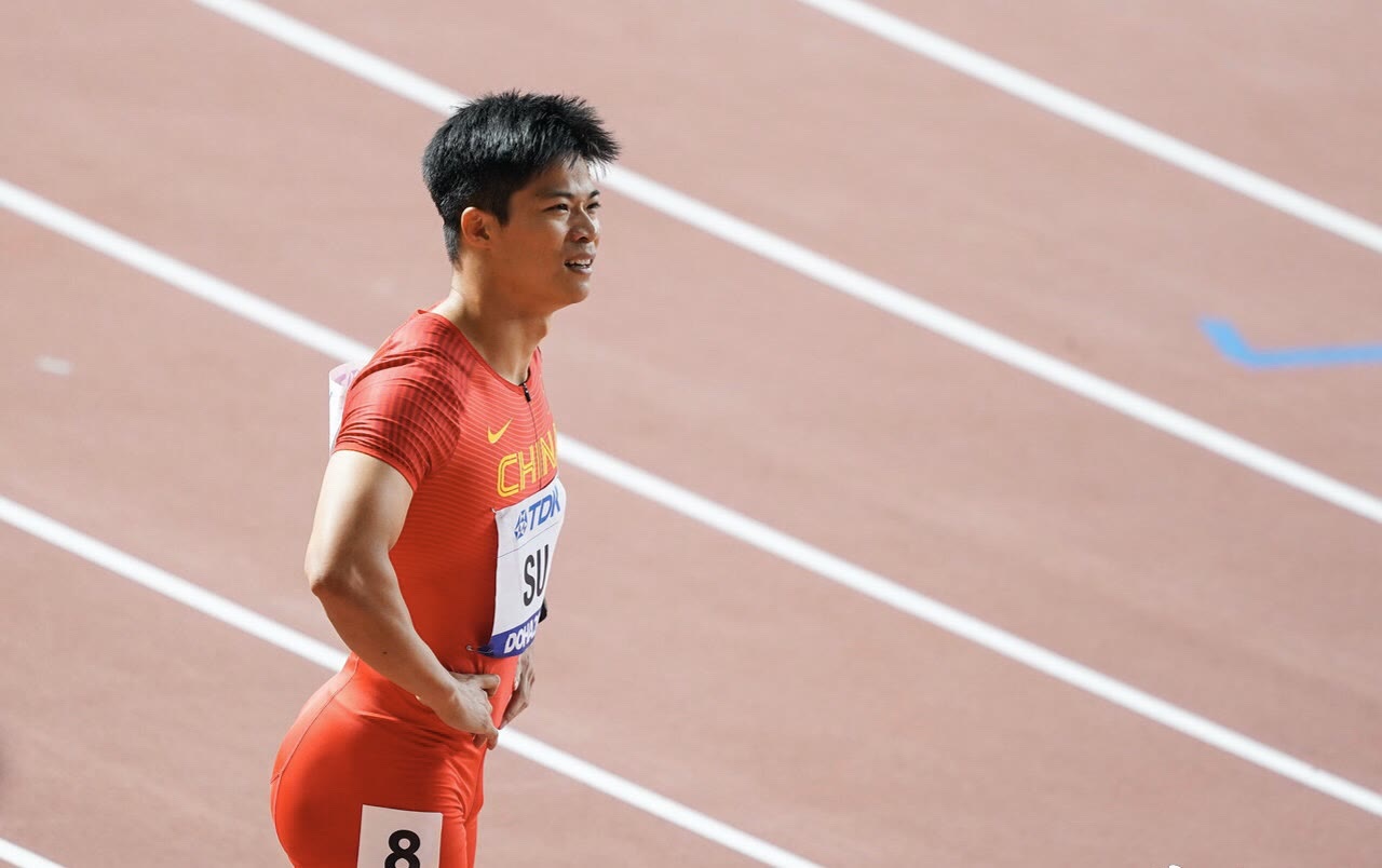 苏炳添跑10秒05获人民日报祝贺网友30多岁且受过伤惊为天人