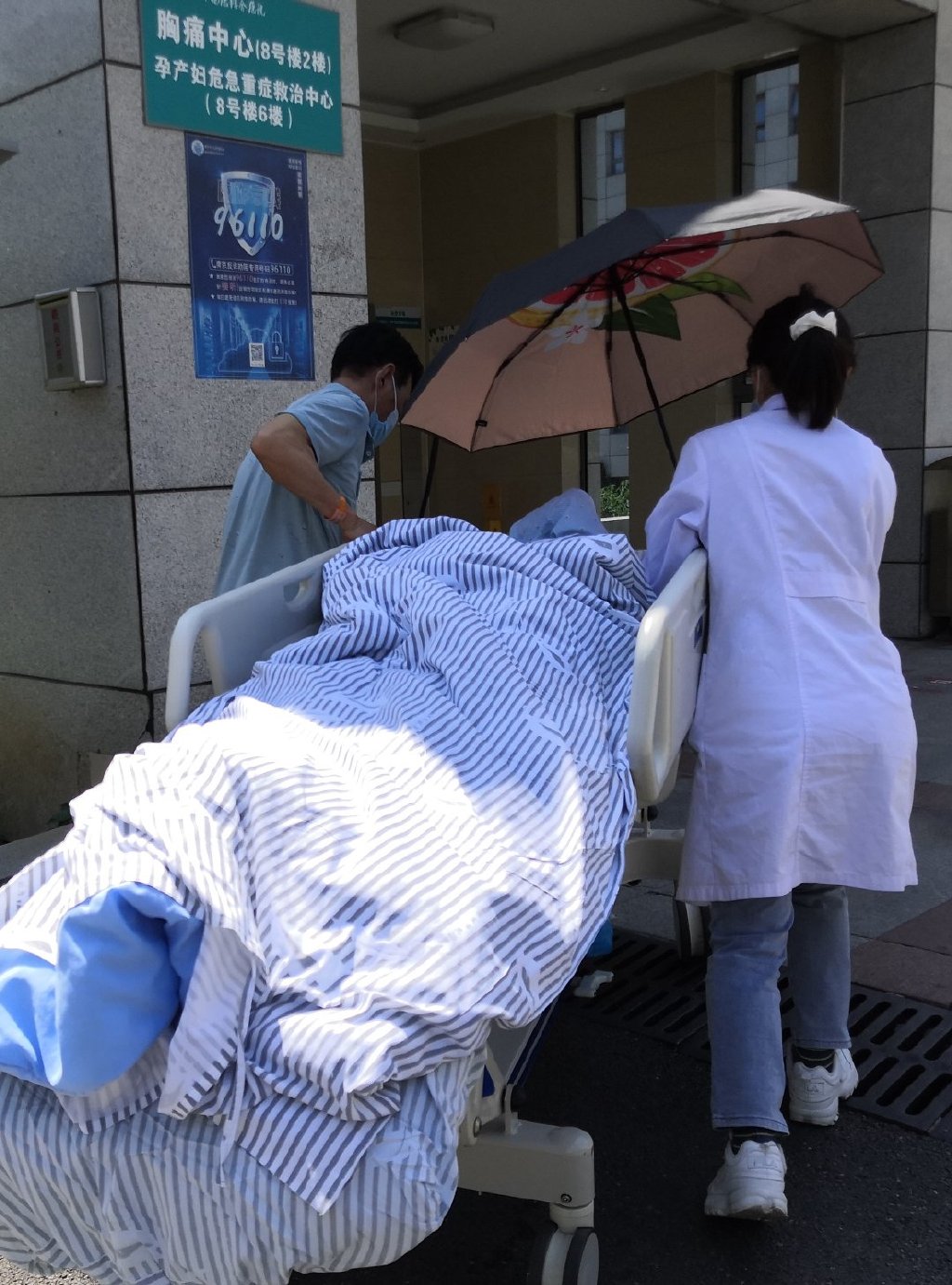 文明有宁携手同行姑娘你为患者打伞的背影真美