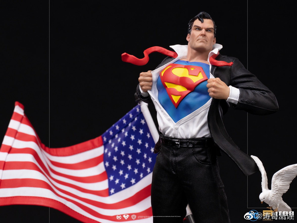 iron studios推出了一款超人克拉克·肯特的雕像