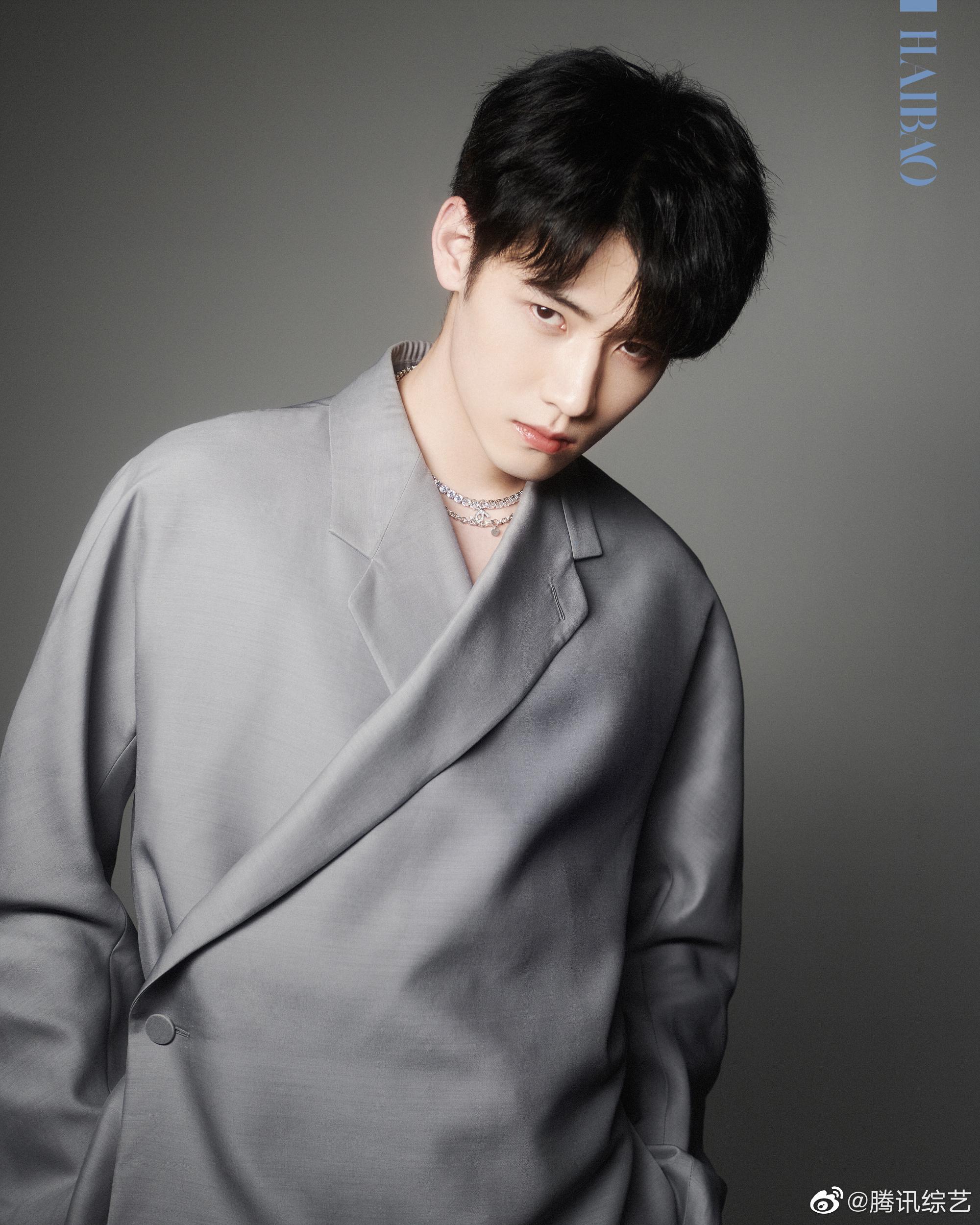 r1se-任豪 超a简洁风与纯色背景交互帅气十足