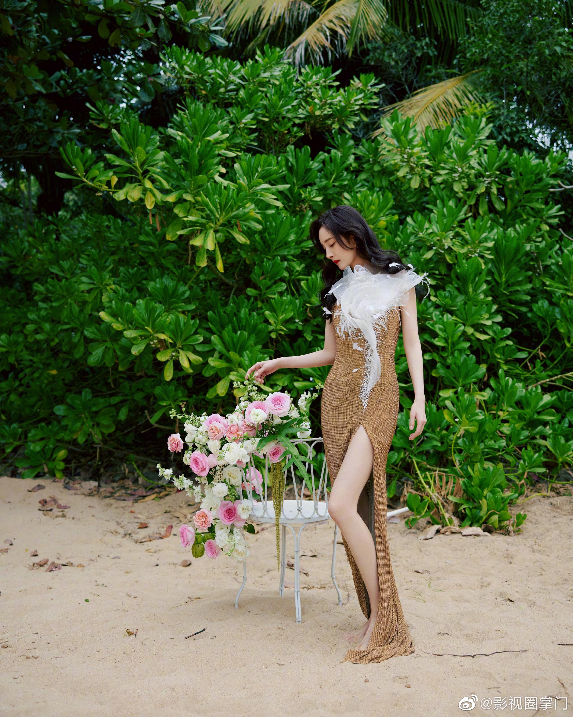 杨幂今日活动look 金色白纱领开衩长裙好美……|杨幂_新浪新闻