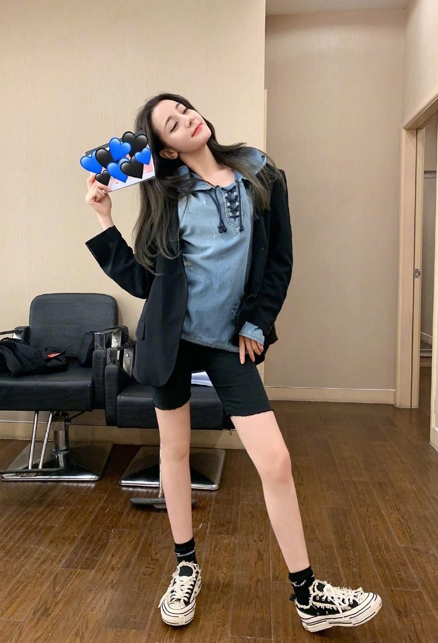 秦岚也穿健美裤，粉色上衣暴露一颗少女心，都40岁了还嫩得不像话休闲区蓝鸢梦想 - Www.slyday.coM