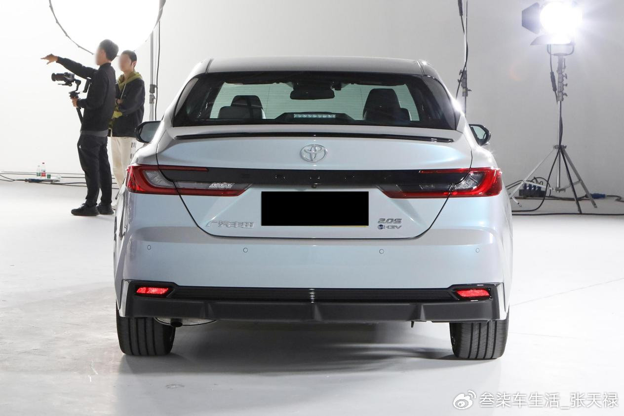 售价1998万元的家用中型车第九代丰田凯美瑞双擎20hg尊贵版如何