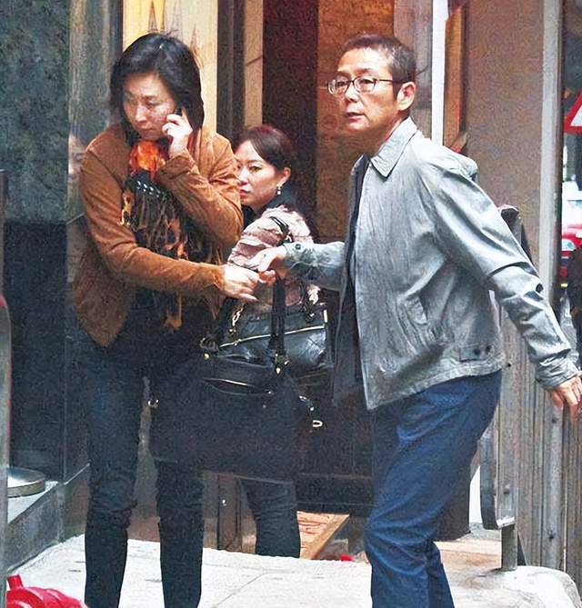 两大“奇女子”罕有同框！何超琼知己酷劲十足，李嘉诚知己好优雅