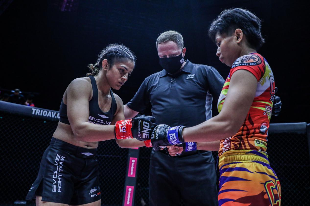 印度国宝级摔跤手成功转型,圆笼豪夺四连胜