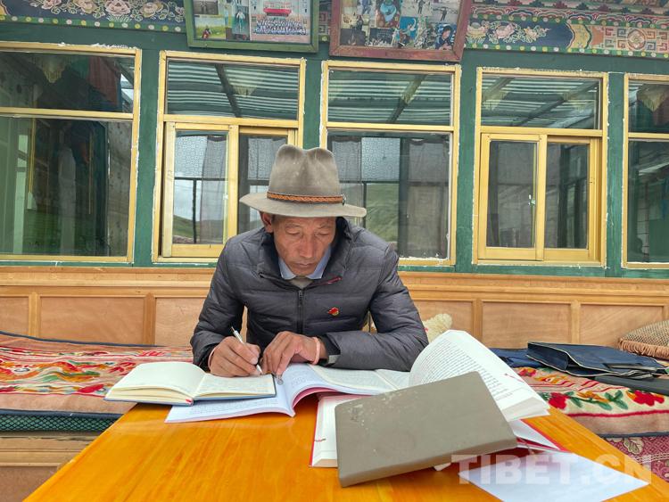 图为索朗顿珠认真做宣讲备课