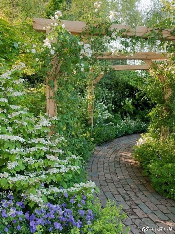 花园小径设计法则:通往花境的小径可以曲折蜿蜒,但功能性的路