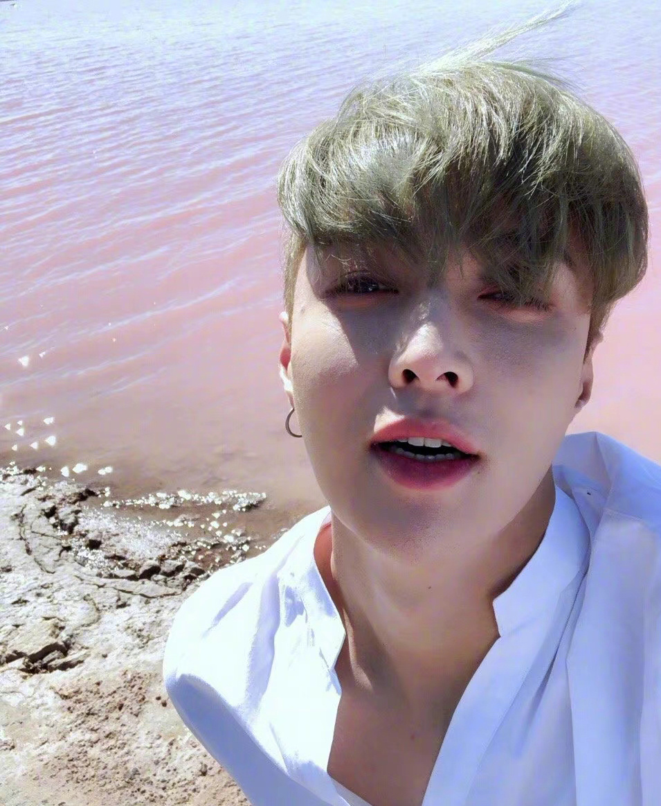 张艺兴原来还拍过一组海边写真,闭眼,咬唇,微笑