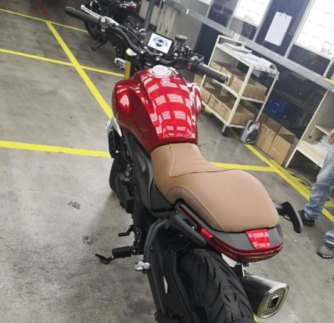 隆鑫无极双缸500ac复古实车曝光,屏幕支持手机互联功能