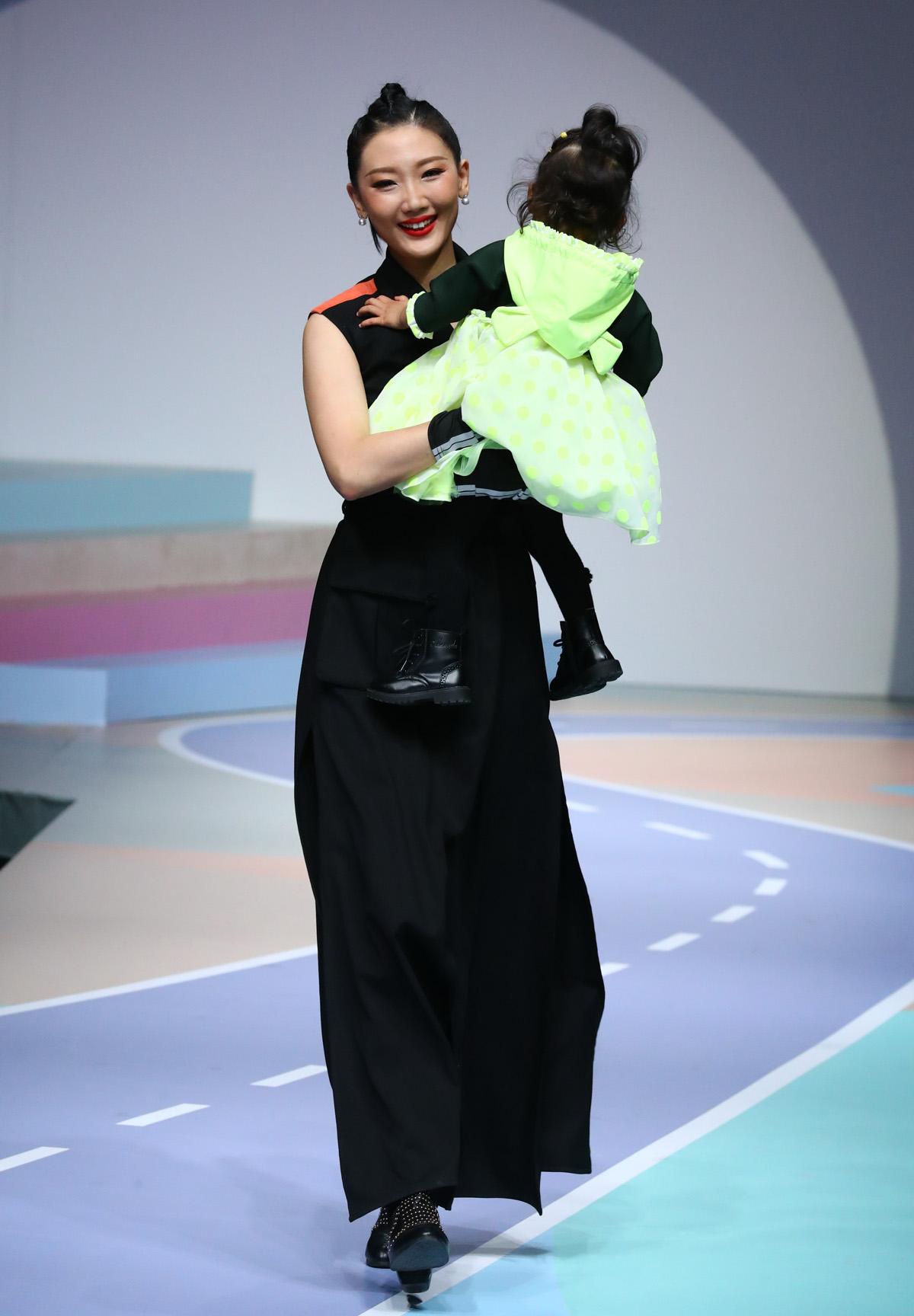 10月28日,时尚艺术家,金顶奖服装设计师刘薇学生装发布会在北京751d