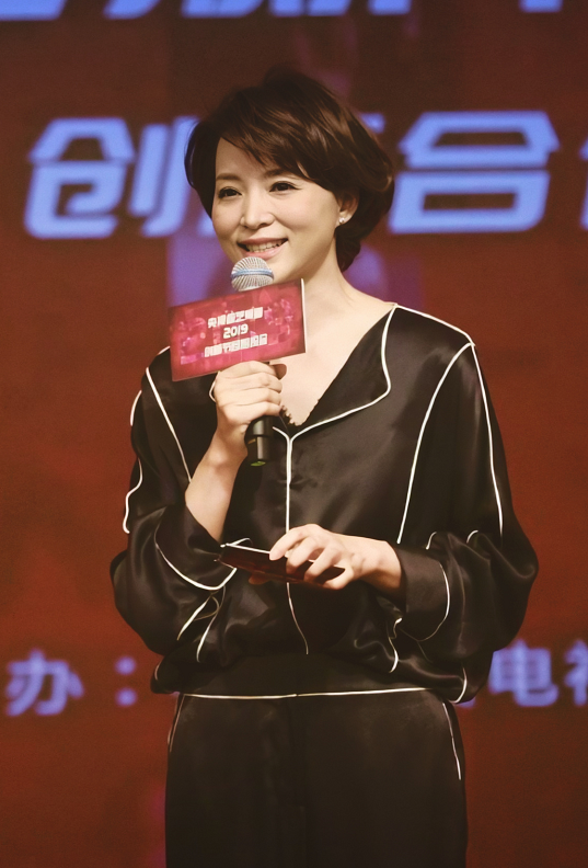 董卿不愧是气质女神,穿一身低调黑色套装修饰身材,体现出高级感