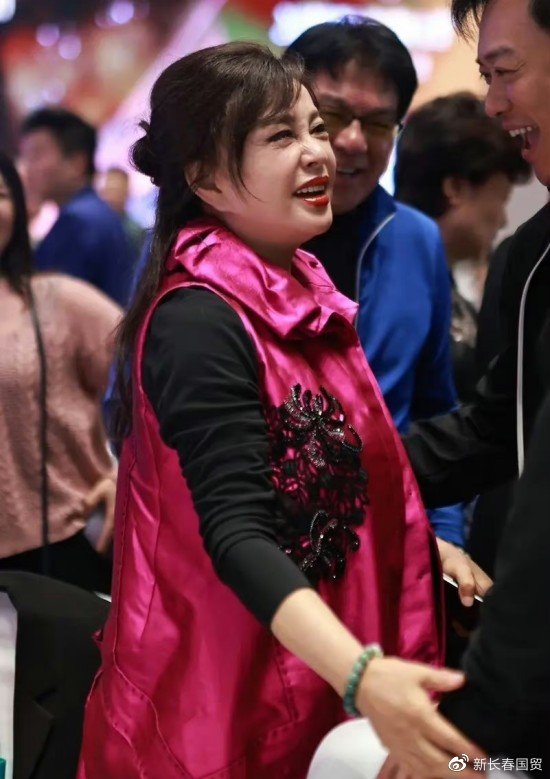 71岁刘晓庆上海出席活动,时尚端庄星范儿十足|刘晓庆|出席活动|范儿