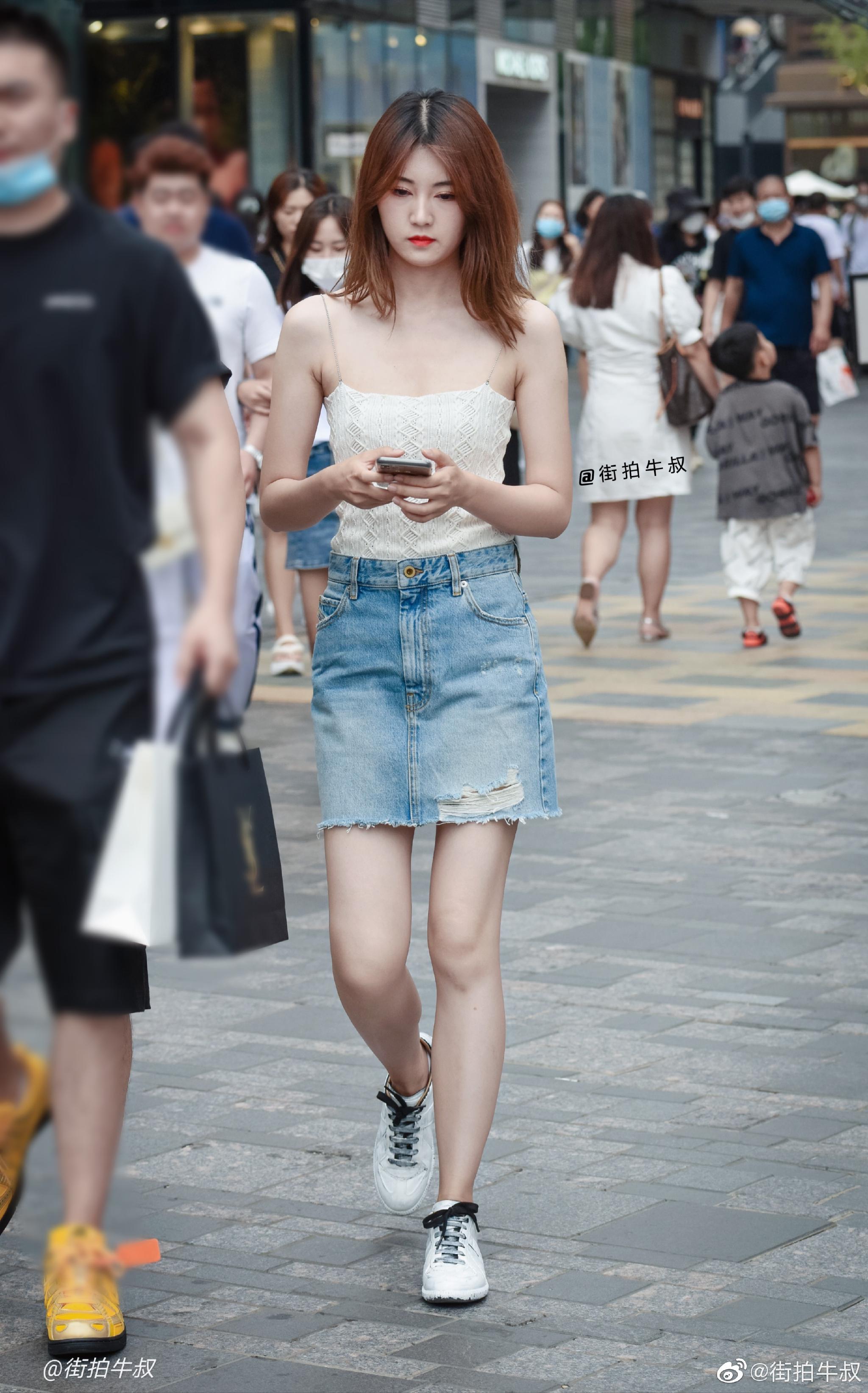 美女穿着玉女风的白色针织吊带出街