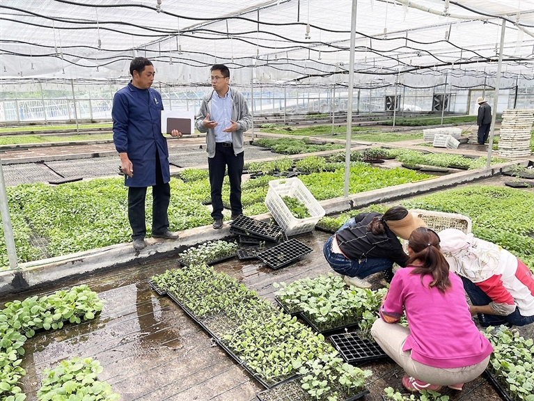 从禁毒一线到田间 这个“警察书记”凭啥得到群众的认可休闲区蓝鸢梦想 - Www.slyday.coM