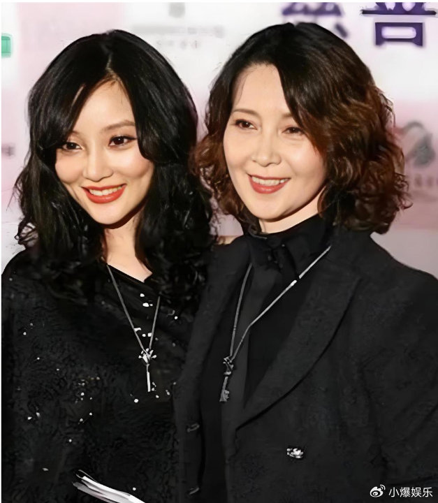 李小璐母亲张伟欣含泪忏悔，最后悔的就是当年心软同意女儿嫁给贾乃亮婚姻姥姥两人童年耻辱柱手机新浪网 