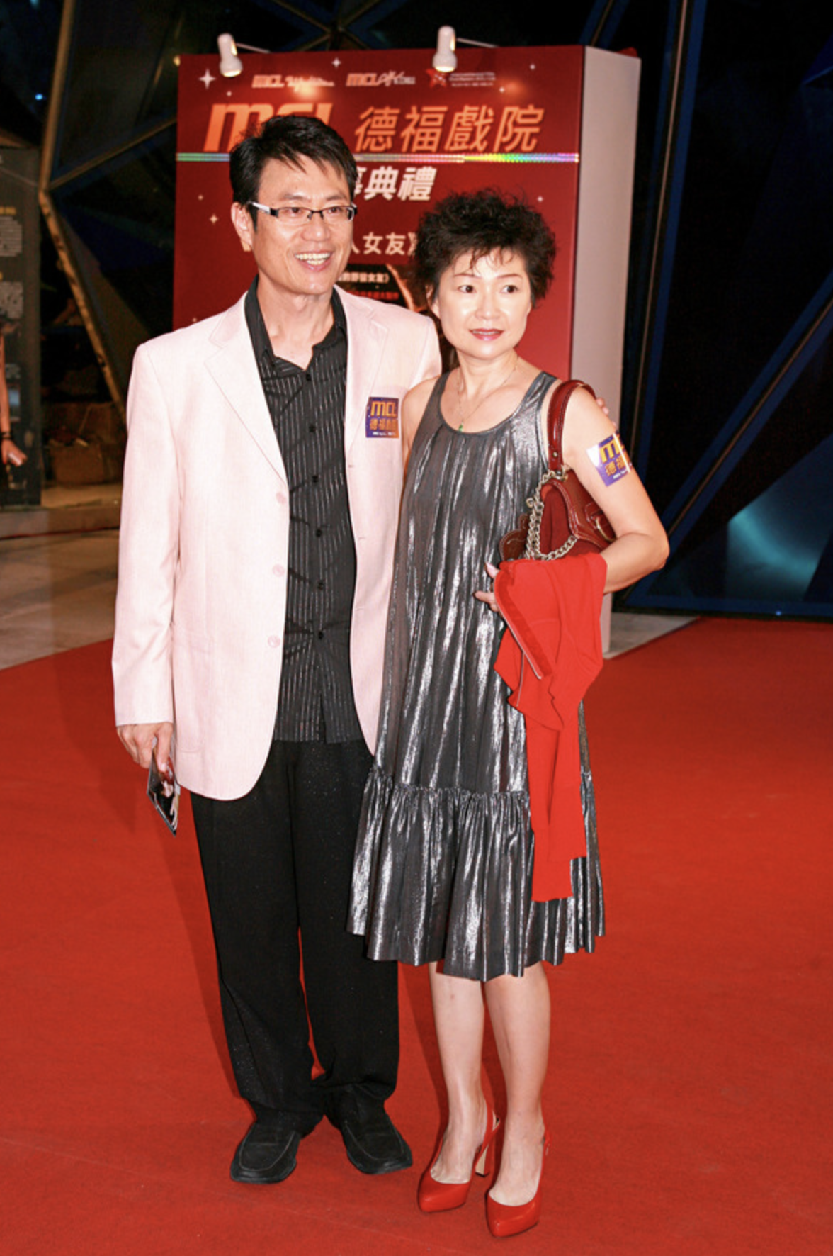 tvb司仪邓英敏戴礼帽成习惯街市买菜打扮绅士半生自娱自乐