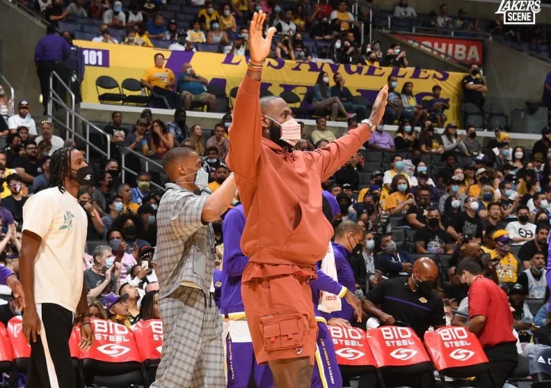 3年3200万美元,成为湖人牺牲品!老詹想带队夺冠,还要送走一人休闲区蓝鸢梦想 - Www.slyday.coM 3年3200万美元,成为湖人牺牲品!老詹想带队夺冠,还要送走一人休闲区蓝鸢梦想 - Www.slyday.coM