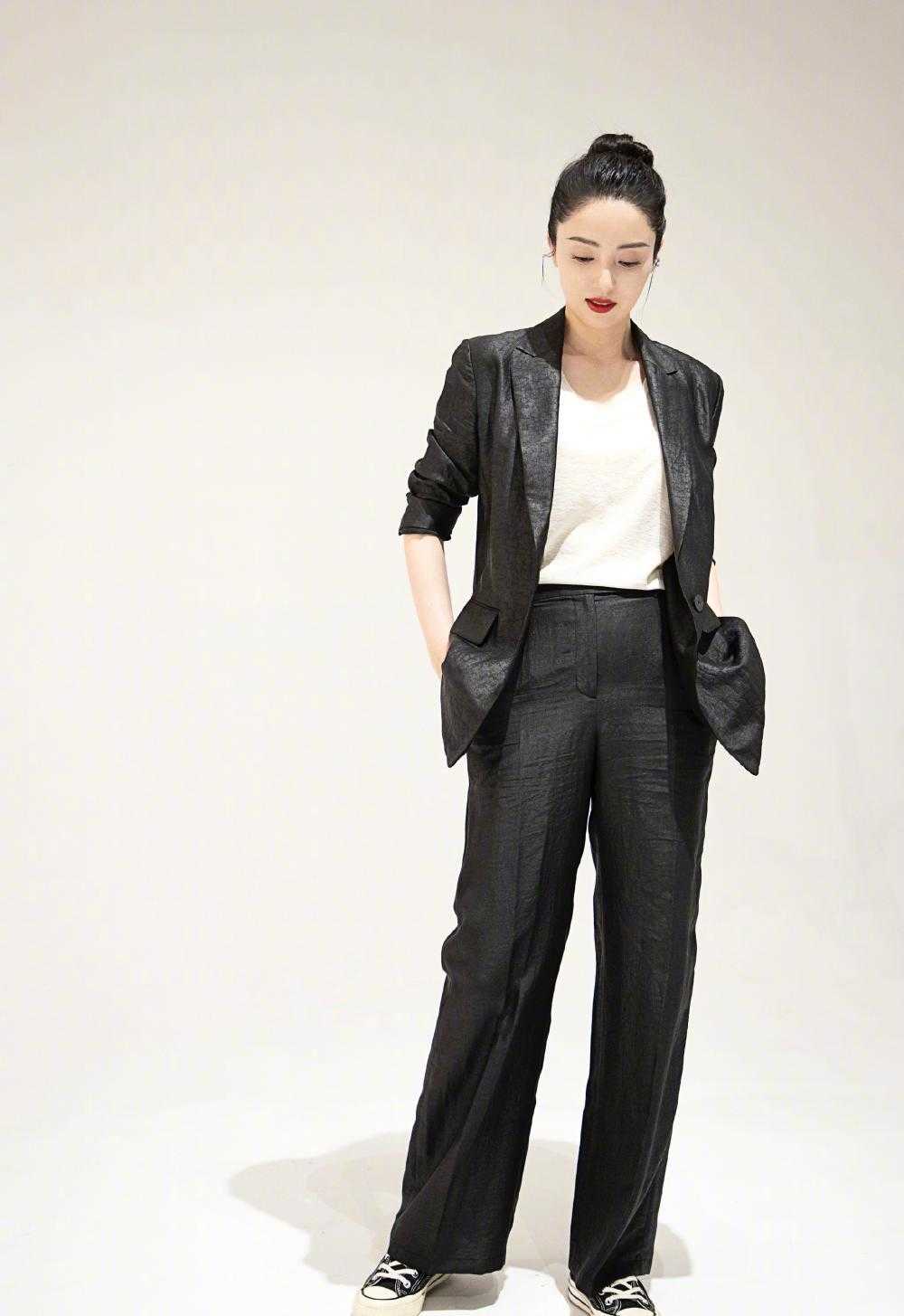 董璇真有贵妇范身穿紫色修身长裙雍容华丽高级精致