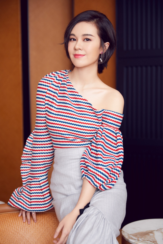 郁可唯露香肩高衩裙秀美腿写真