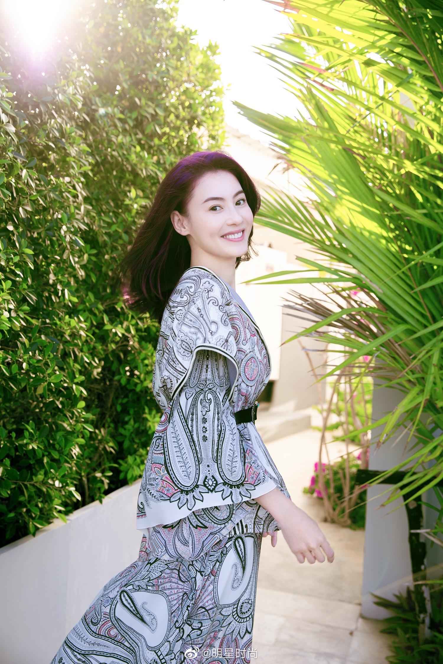 张柏芝春日写真来袭,她身着印花长裙诠释浪漫而飒爽的风格_高清图集