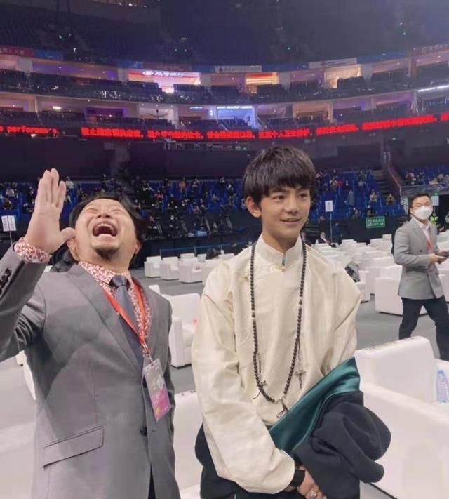 丁真被众星抢合照,身高持平穿高跟鞋的张萌,被女星