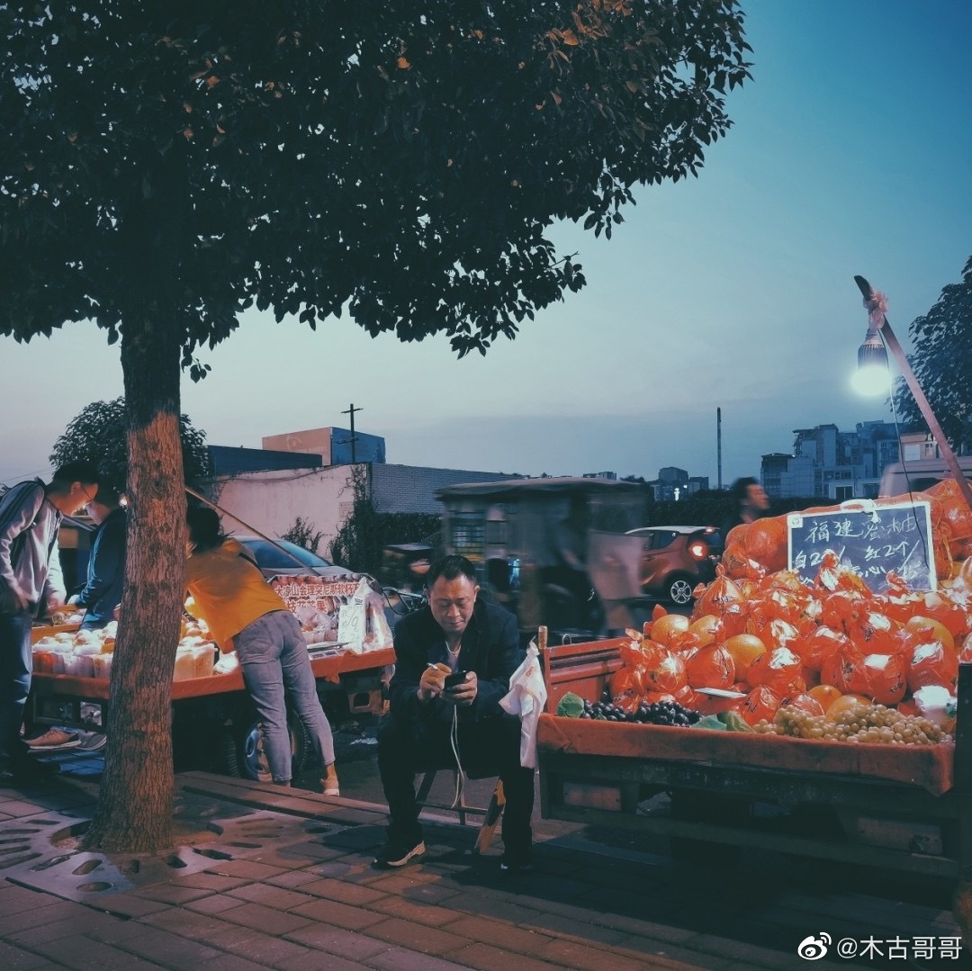 你看街上来来往往的人群,每个都行色匆匆,遇见了,淡漠的看上一眼