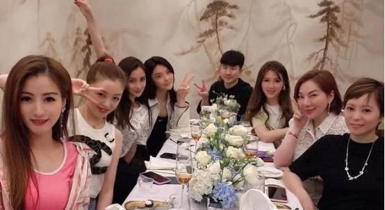 杨颖迈入“贵妇圈”,合照只能靠边排,现实版本的《三十而已》休闲区蓝鸢梦想 - Www.slyday.coM 杨颖迈入“贵妇圈”,合照只能靠边排,现实版本的《三十而已》休闲区蓝鸢梦想 - Www.slyday.coM