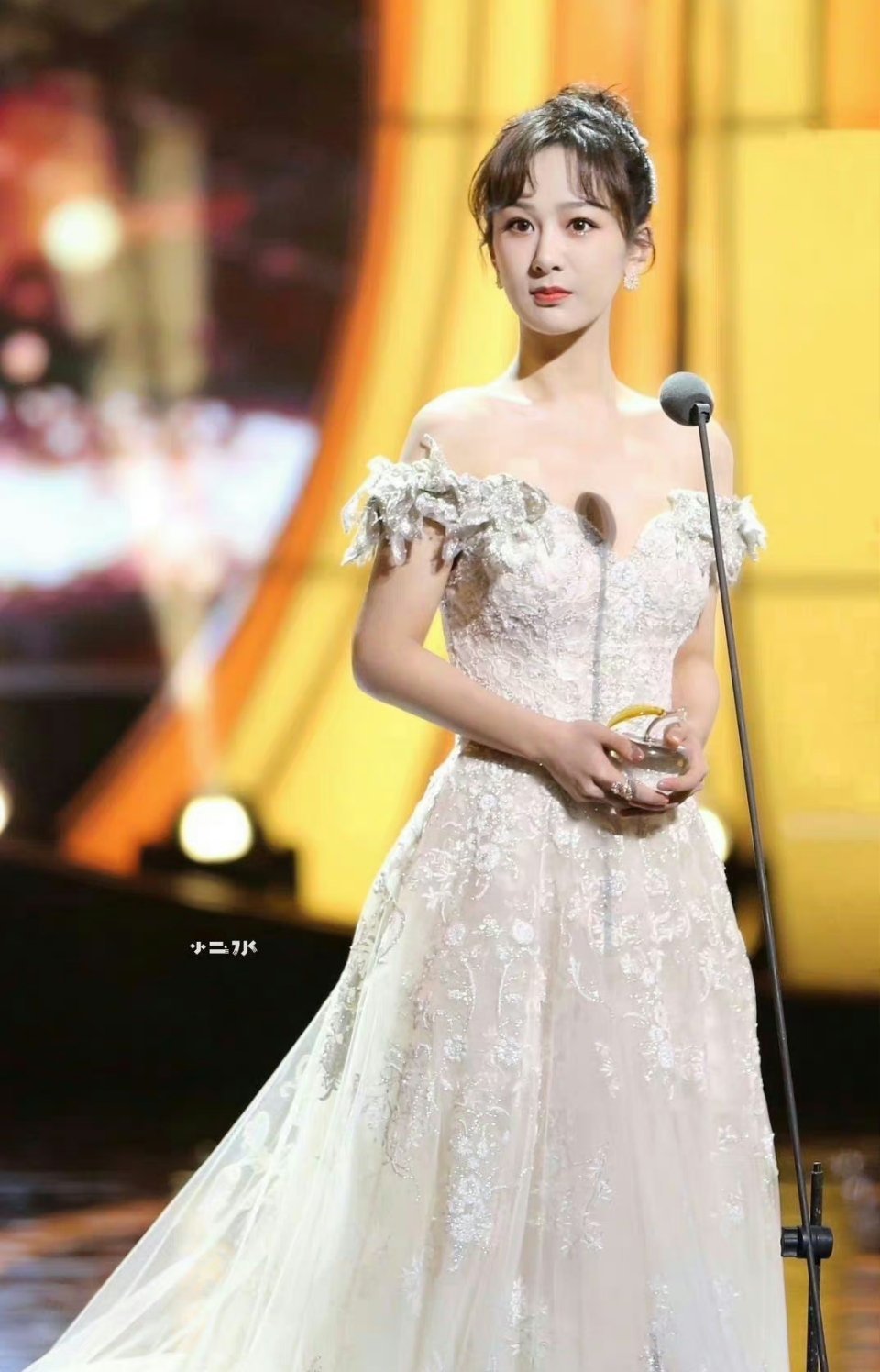 杨紫颜值回春!微博之夜可以美美的走红毯啦!