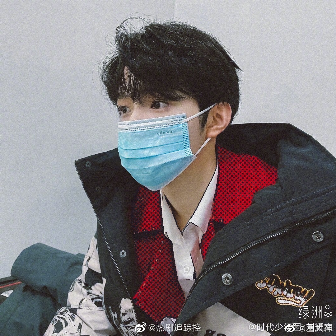 1 / 9 拔了智齿的刘耀文是按下可爱开关了吗戴上口罩也超帅的刘耀文吖