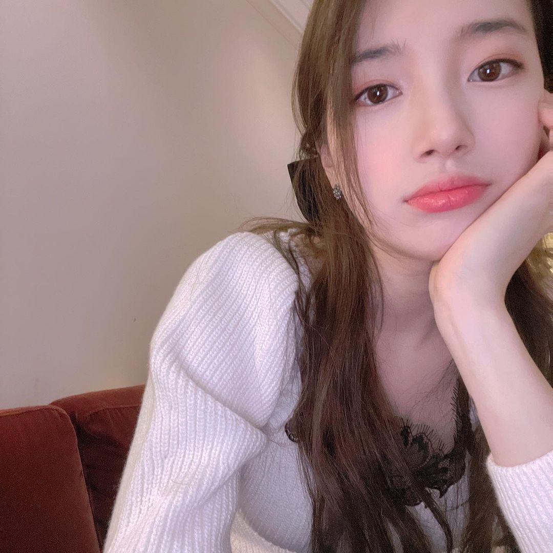 带蕾丝装饰的毛衣,温柔淑女的秀智 cr logo