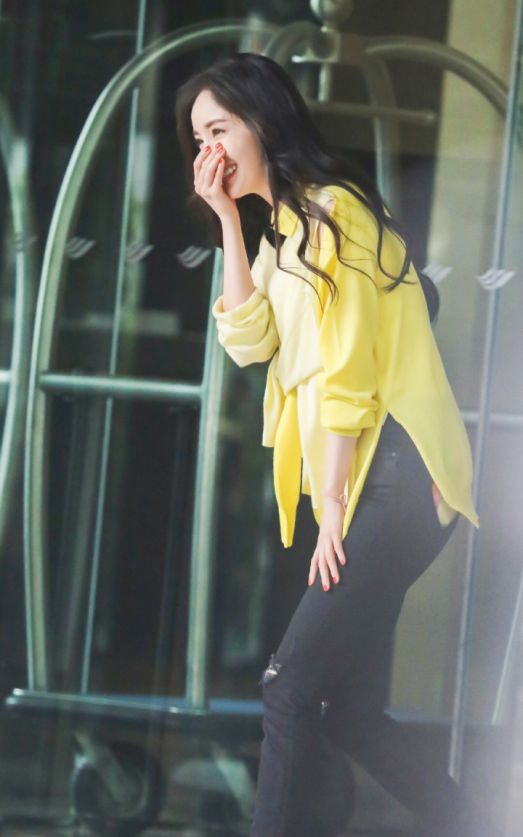 杨幂还真是会穿呀一件黄色衬衫搭配紧身裤