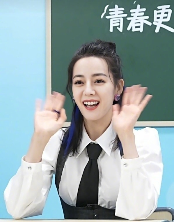 迪丽热巴今日直播造型 青春校园风穿搭77蓝色挑染……_高清图集