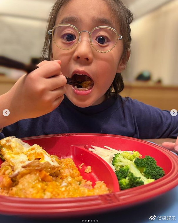 上一张照片里,咘咘还专心致志地吃着饭,结果画画