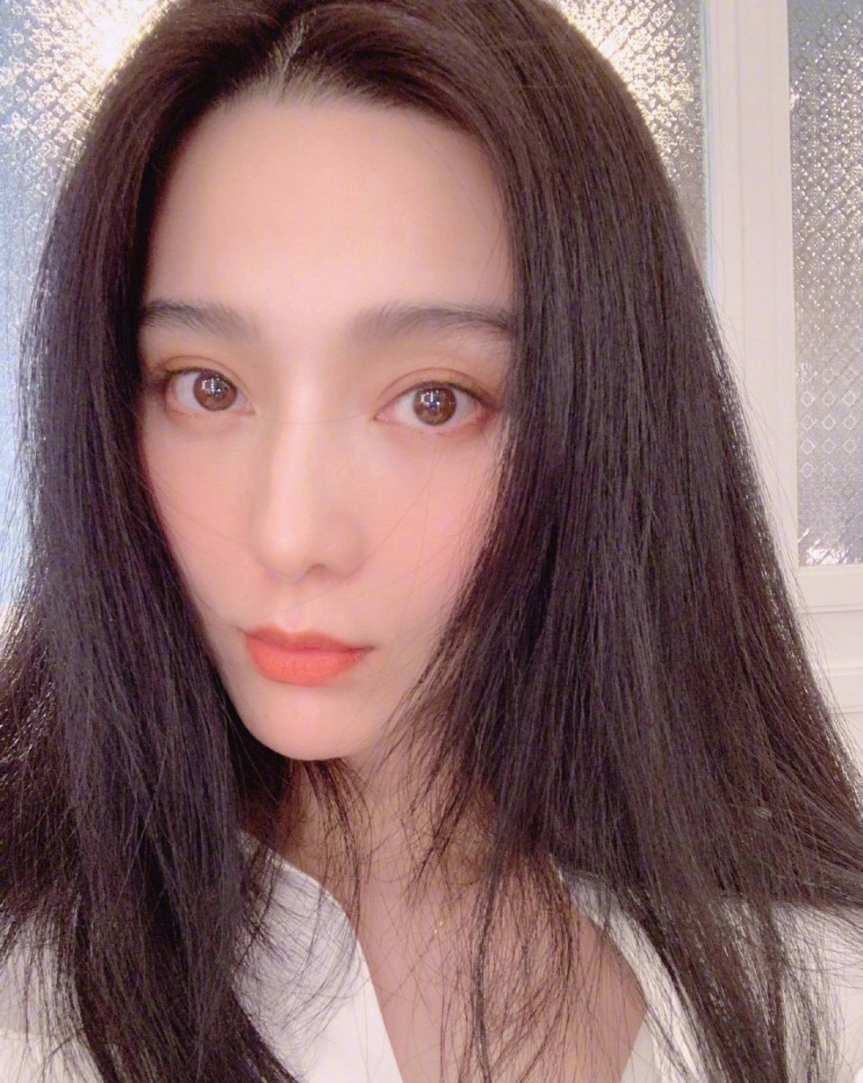晚晚大嘴夫妇发了和范冰冰的合影,范冰冰吧直接艾特晚晚表示