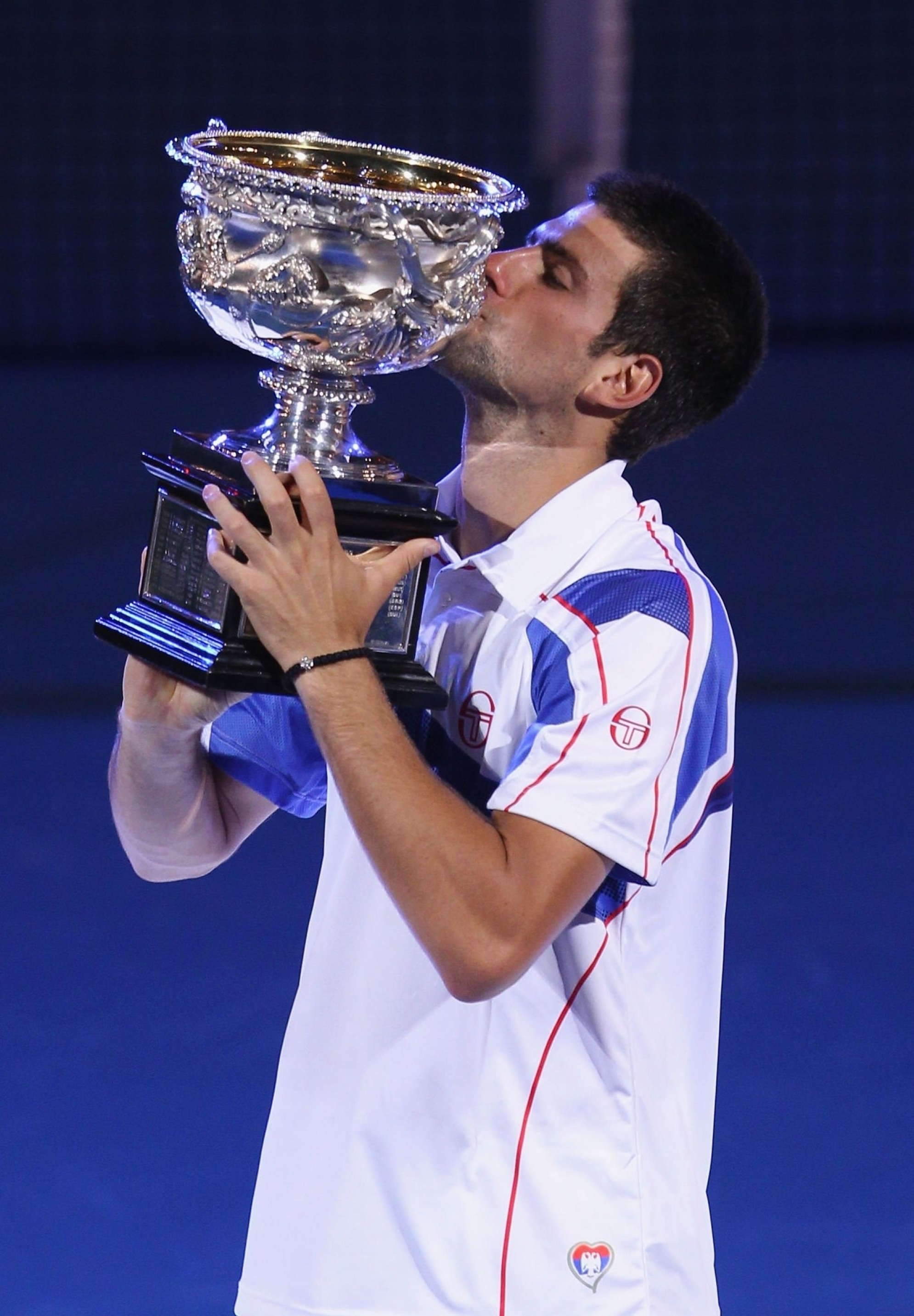 德约科维奇澳网十冠捧杯图