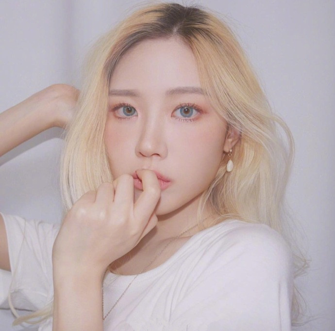 浅发色亚麻白金色长发