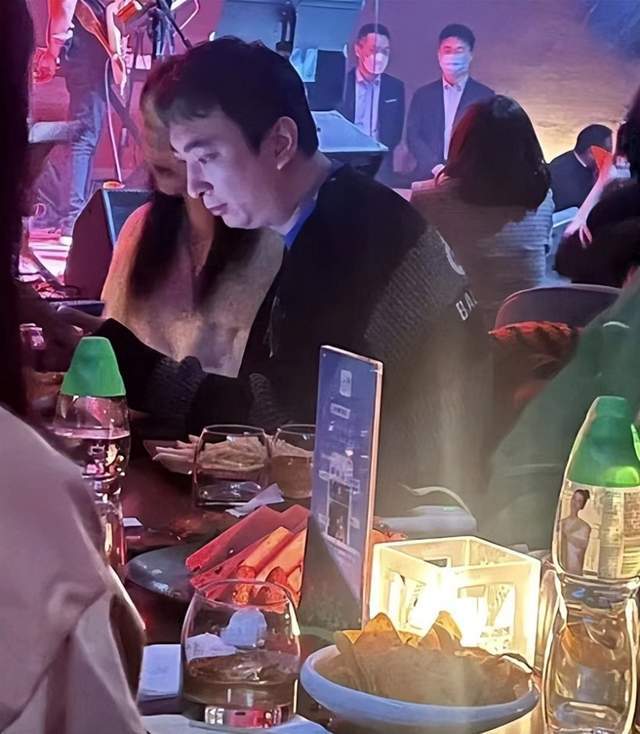 王思聪现身路边摊吃百元铁锅炖肉接地气多位长腿美女陪伴同行