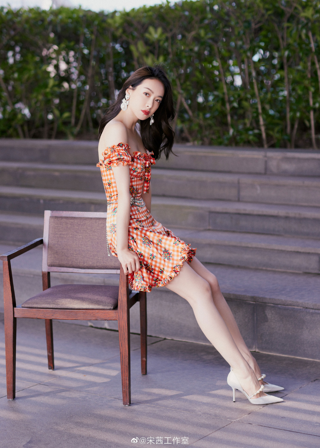 宋茜穿橘色抹胸裙大秀身材 超长美腿露性感背部,眼神甜蜜超心动|宋茜