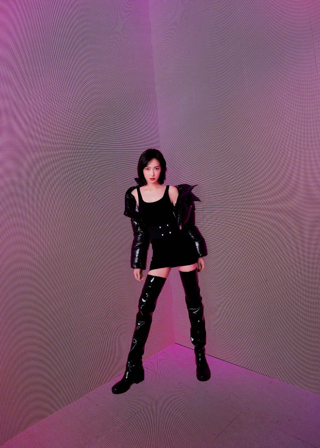 宋茜太空感廓形的曜黑羽绒服搭配黑色包臀裙和过膝长靴