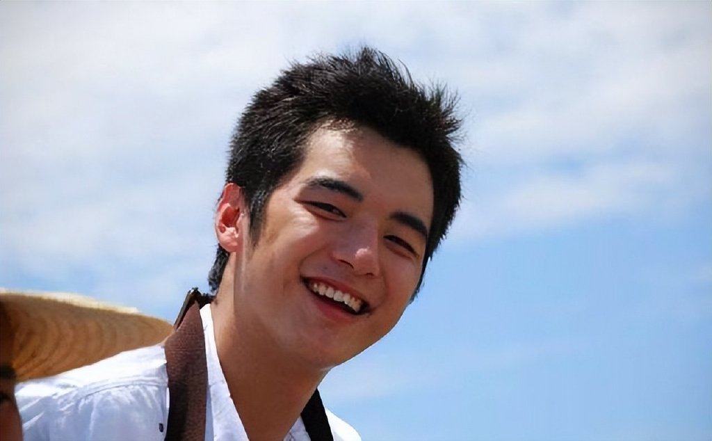 未见恋爱就已结婚，金世佳被曝隐婚生子，与抱孩子女子亲密互动休闲区蓝鸢梦想 - Www.slyday.coM