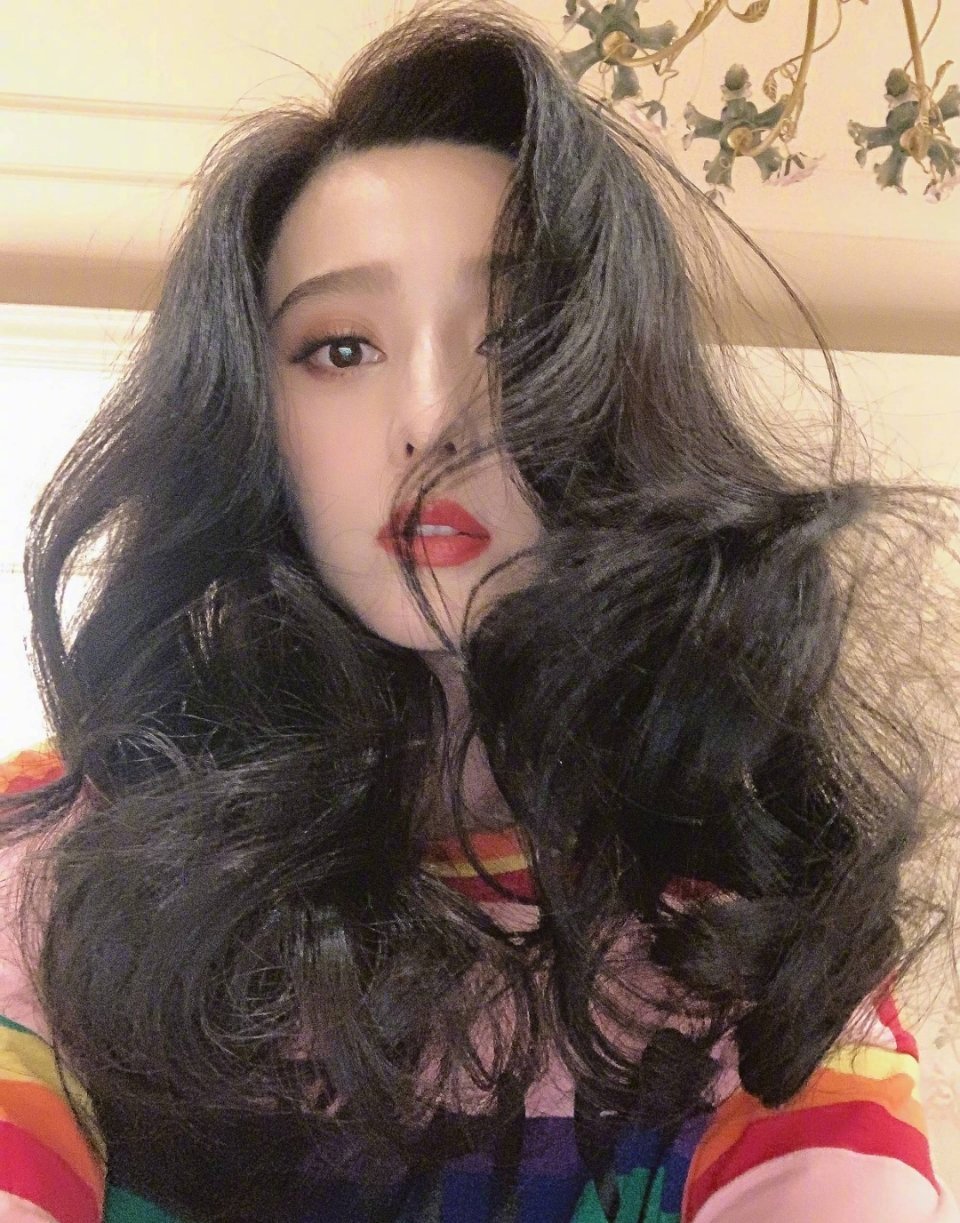 晚晚大嘴夫妇发了和范冰冰的合影,范冰冰吧直接艾特晚晚表示