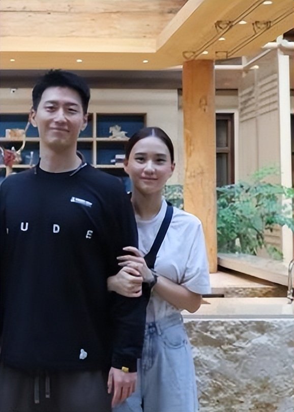 窦骁放弃身材管理陪富二代女友吃螺蛳粉两人把垃圾堆一桌